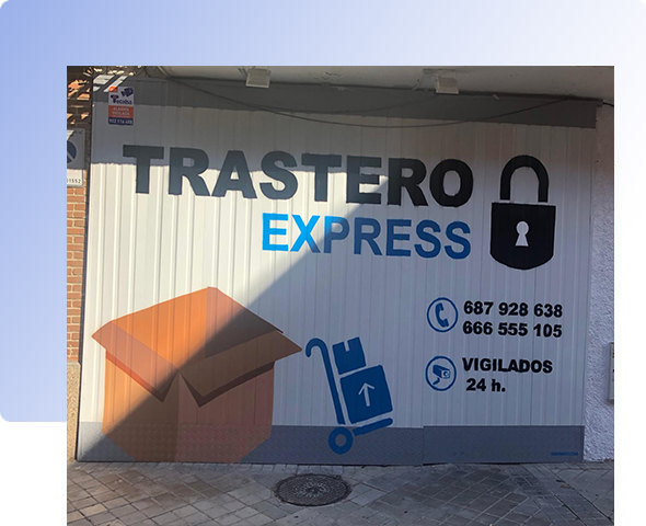 Logotipo en la fachada en negro y azul. Trastero Espress en Madrid